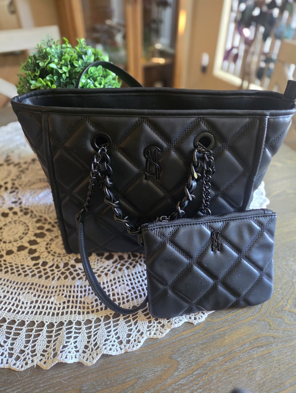 Steve Madden• Black vegan Quilted Tote Bag with Matching Pouch "NWOT" 🖤🖤